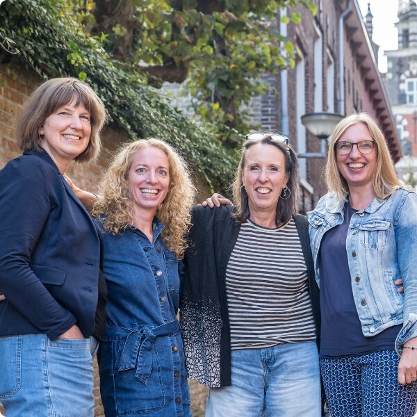 Op de foto zie je de medewerkers van het Jongerenteam Werk en Participatie van De Dienst: Margo, Linda, Paulina en Suzan
